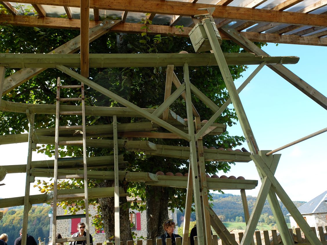 L'horloge en bois à eau et à billes